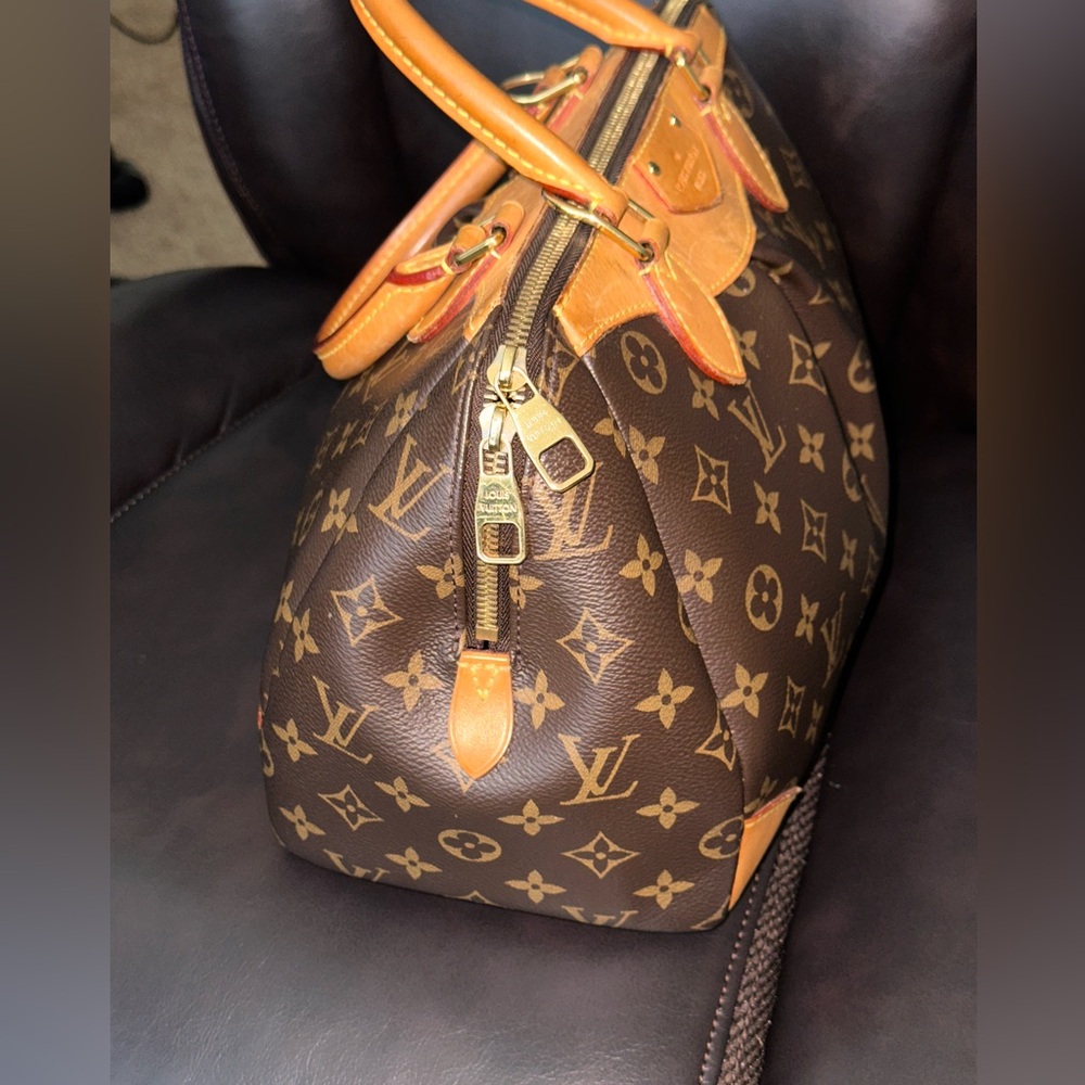 Authentic Louis Vuitton - Picture 4 of 12